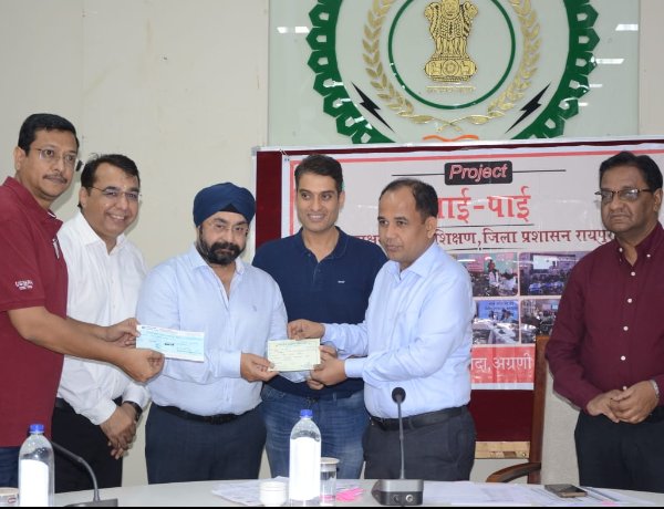 रायपुर ऑटोमोबाइल डीलर्स एसोसिएशन ने रेडक्रॉस सोसाइटी के लिए दी सहयोग राशि