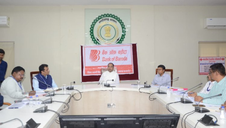 जनहित की योजनाओं के लक्ष्य समय पर पूरे करें, ऋण प्रकरणों का शीघ्र निराकरण करें - कलेक्टर