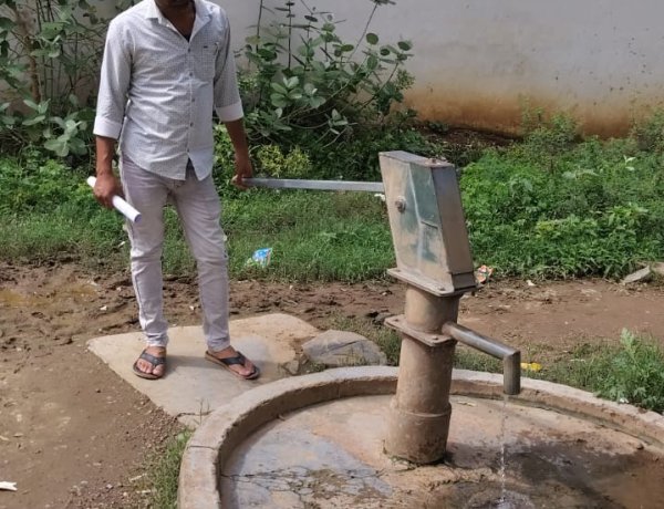 मुख्यमंत्री हेल्पलाइन से मिली त्वरित राहत  महज 8 दिनों में सुधरा हैंडपंप, ग्रामीणों के चेहरे पर लौटी मुस्कान