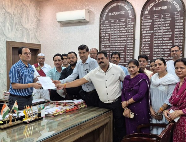 पुरानी कम्पोजिट बिल्डिंग की समस्याओं के निराकरण हेतु कर्मचारी संगठन ने कलेक्टर को सौंपा ज्ञापन