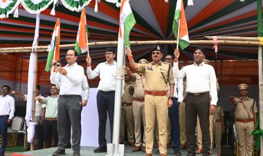 पुलिस परेड ग्राउंड में कलेक्टर एसएसपी ने स्कूली बच्चों को दिलाई तिरंगा शपथ