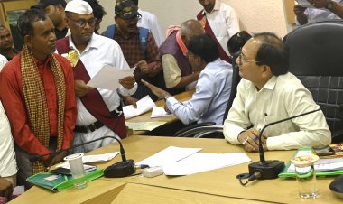 कलेक्टर ने जनदर्शन में सुनी लोगों की समस्याएं  अधिकारियों को दिए त्वरित निराकरण के निर्देश