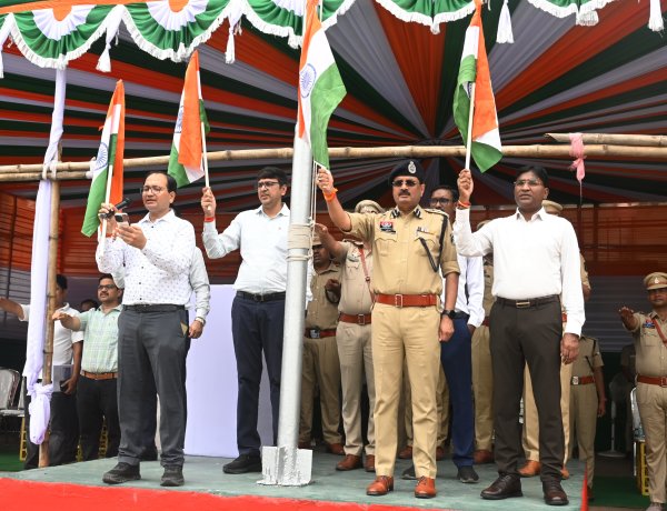 पुलिस परेड ग्राउंड में कलेक्टर एसएसपी ने स्कूली बच्चों को दिलाई तिरंगा शपथ