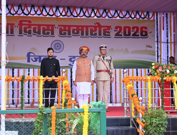 उप मुख्यमंत्री श्री अरुण साव ने ध्वजारोहण कर परेड की सलामी ली