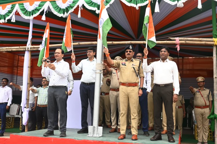 पुलिस परेड ग्राउंड में कलेक्टर एसएसपी ने स्कूली बच्चों को दिलाई तिरंगा शपथ