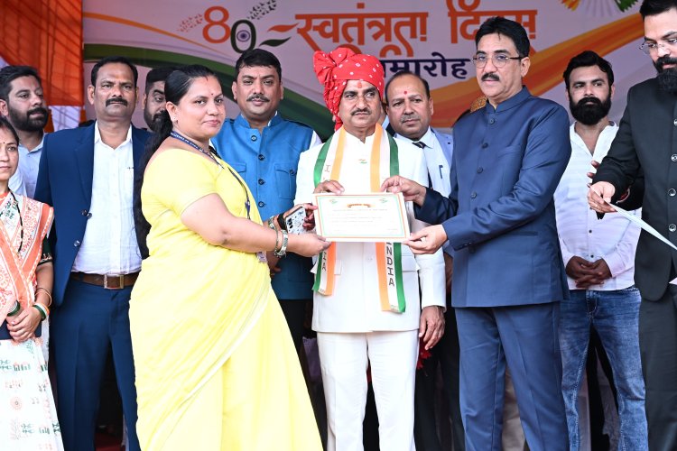केंद्रीय राज्यमंत्री श्री तोखन साहू ने स्वतंत्रता दिवस के मुख्य समारोह में प्रशस्ति पत्र देकर किया सम्मानित