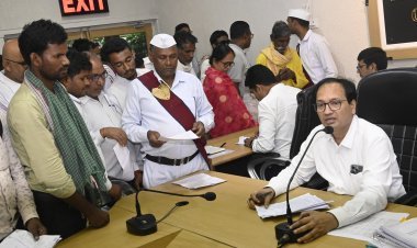 कलेक्टर ने जनदर्शन में सुनी लोगों की समस्याएं  अधिकारियों को दिए त्वरित निराकरण के निर्देश