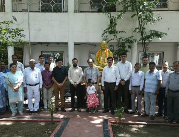 गांधी-शास्त्री जयंती पर कलेक्टर श्री संजय अग्रवाल ने किया नमन  गांधी जी के सत्य, अहिंसा और सेवा के आदर्शों को जीवन में